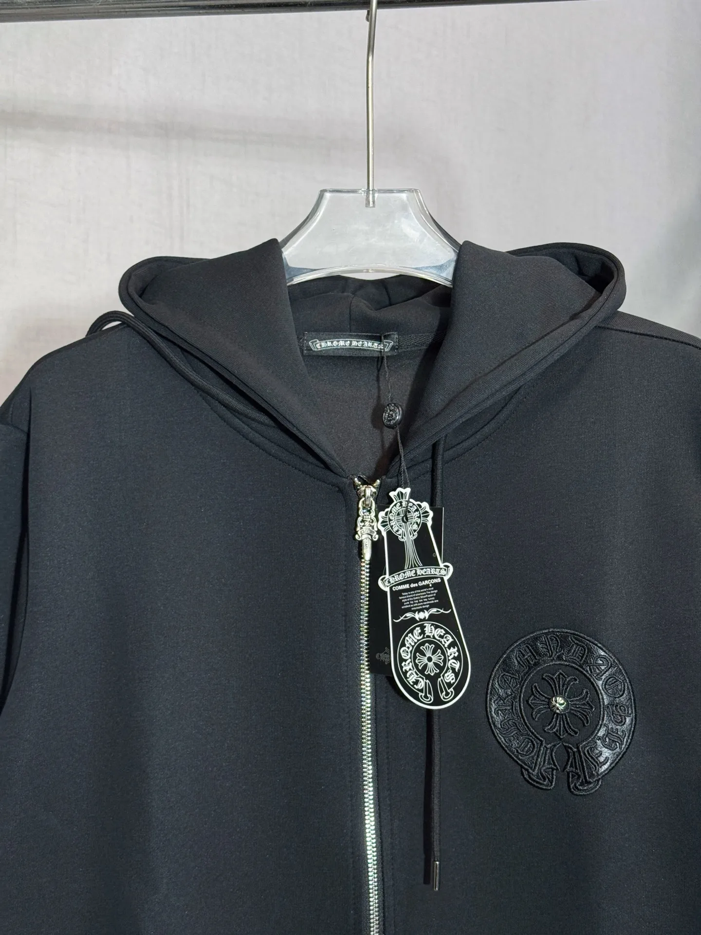 P330 model number: HE387 Chromehearts-Chrome heart embroidered leather label hooded jacket The fabric is made of 450g high-weight pure cotton composite fabric. The upper body of the fabric is smooth and three-dimensional, with a soft hand feel. The overall clothing is made of heavy embroidery + laser cutting patches + customized original Croxinliutin. The workmanship of the clothes is very heavy, and the details are well controlled. The original hardware sliders and zippers are customized, and the hat is also heavily embroidered. The overall effect is excellent. The original original label, three complete labels, large factory workmanship, Kuaishou Internet celebrity Xiaohongshu popular.  Color: Black Size: S M L XL